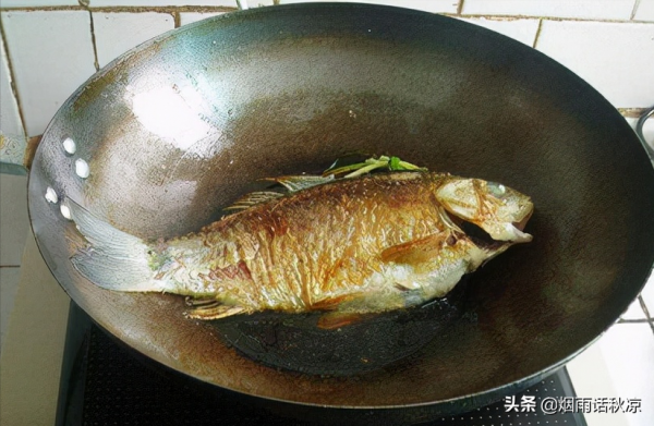 熬鯽魚湯的時候別直接加水,這樣做,保證湯鮮味美 熬鯽魚湯的時候別直接加水,這樣做,保證湯鮮味美