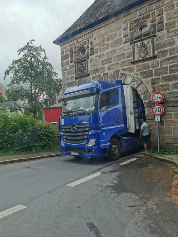 50個昂貴的“錯誤”照片,飛機撞上公交車,戰鬥機走火擊中隊友 50個昂貴的“錯誤”照片,飛機撞上公交車,戰鬥機走火擊中隊友