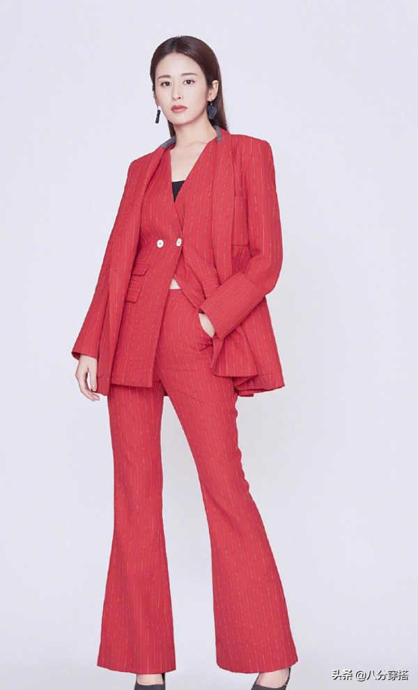 瘦下來的穎兒氣質真不賴，黑色禮服配絲絨手套，化身復古名媛