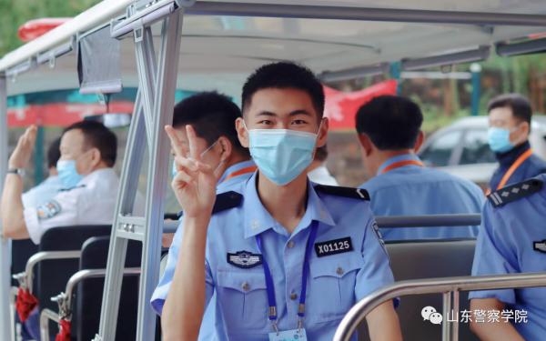 一拐擎盡四載志,藏藍榮沐少年時 一拐擎盡四載志,藏藍榮沐少年時