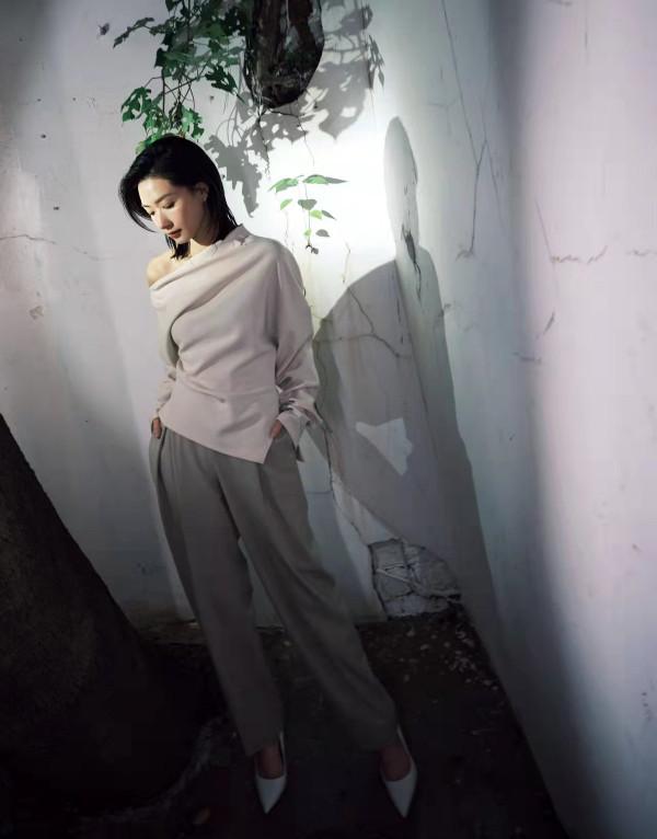 萬茜上演“冰美人”，穿藍白相間羽毛裙在雪中拍照，冷豔範十足