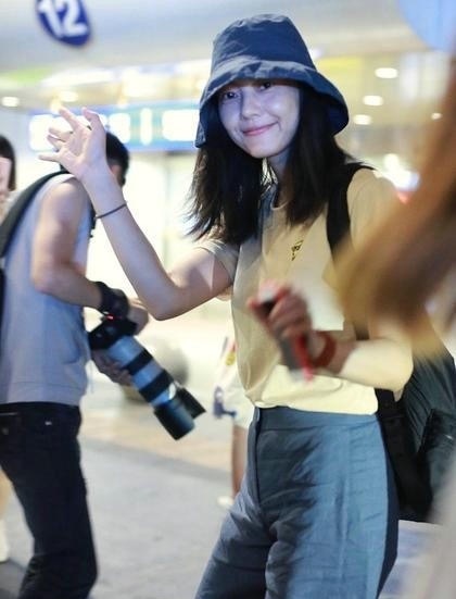 高圓圓穿短上衣暴露了缺點,還駝揹走路儼然老阿姨,立馬變路人 高圓圓穿短上衣暴露了缺點,還駝揹走路儼然老阿姨,立馬變路人