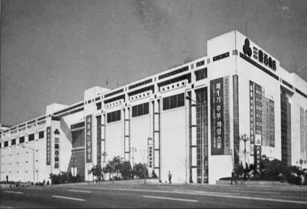 知名“殺人建築”，燒掉百億，還要人命，網友：甲方的智商有大坑