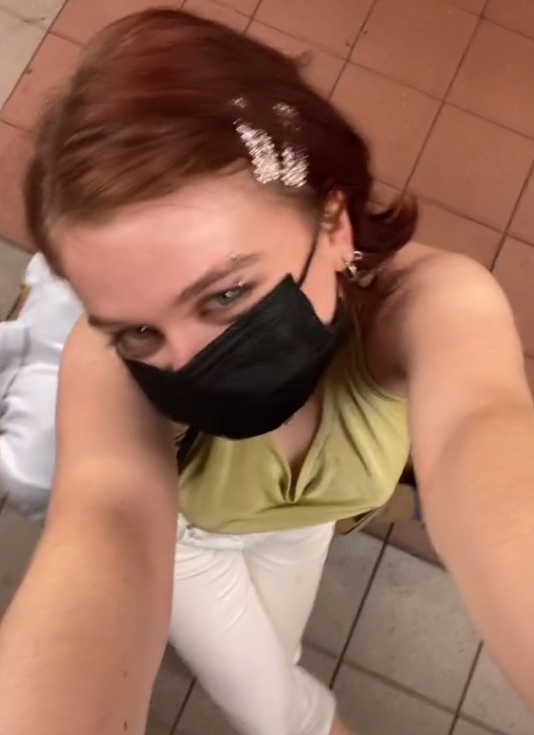 男子跪地鐵月臺旁邊,女子坐他背上玩手機 男子跪地鐵月臺旁邊,女子坐他背上玩手機