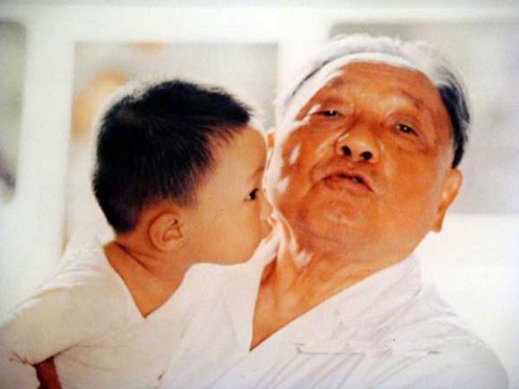 鄧小平退休後享天倫之樂，臨終前4天家人致信中央，提出五個要求