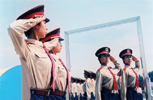 當年在閱兵儀式上“紅遍中國”的雙胞胎姐妹花，後來怎麼樣了？