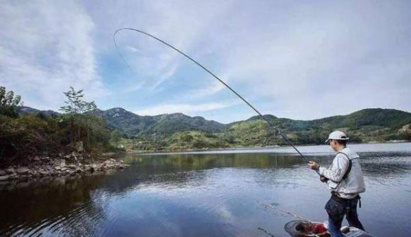 釣了這麼多年的魚，原來這才是提竿的正確姿勢？不能讓魚給跑了