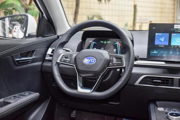 好開也親民的代步小車，一公里才5分錢，配置豐富，實拍比亞迪e2