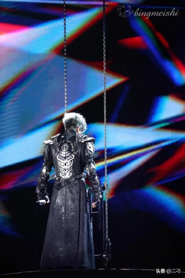 薛之謙的這套金屬盔甲造型可太絕了，星際執行官薛之謙