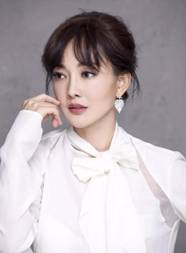 著名演員牛莉為啥甘心嫁給“普通男人”，養育女兒，幸福一生？