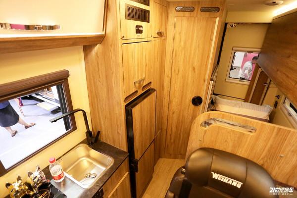 秉承實用派，空間感強，適合兩人旅居的衛航V590縱置上下床版房車