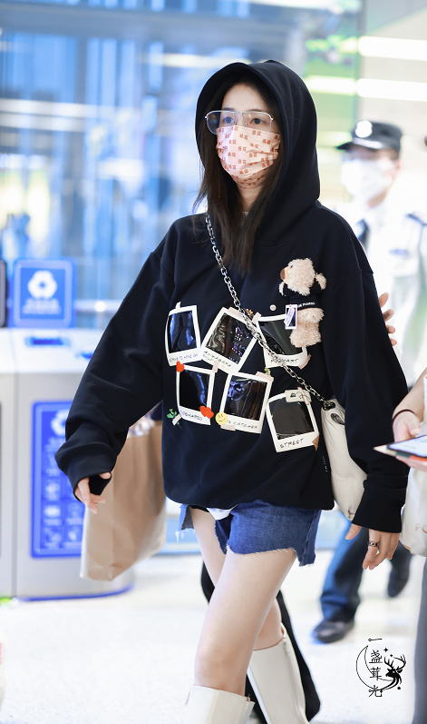 白鹿戲外穿衣真時髦!黑色衛衣搭非常熱褲,腳踩白色長筒靴更有範 白鹿戲外穿衣真時髦!黑色衛衣搭非常熱褲,腳踩白色長筒靴更有範