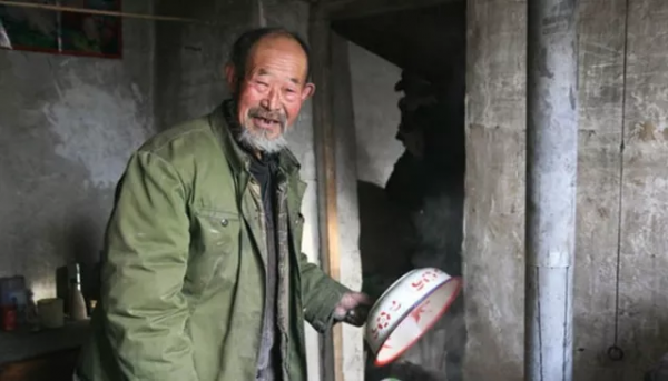 養父23年無私付出,晚年被趕出家門,法院竟無可奈何 養父23年無私付出,晚年被趕出家門,法院竟無可奈何