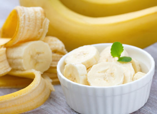 冬天給娃吃水果，生吃還是熱一熱？