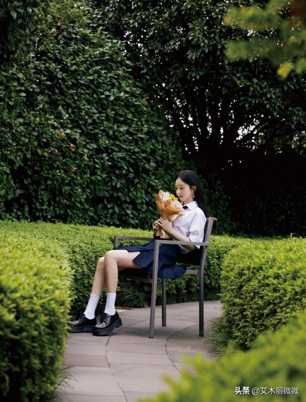 真清純還是“裝”清純？趙麗穎穿襯衫百褶裙扮學生妹，少女感滿滿