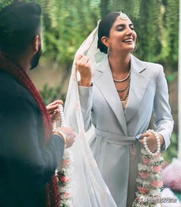 印度一新娘在婚禮上穿西褲被網友狂噴,網友:你應該去自殺 印度一新娘在婚禮上穿西褲被網友狂噴,網友:你應該去自殺