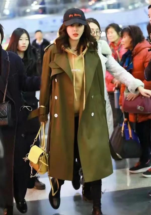 楊冪同款軍大衣時尚穿搭,高圓圓甜美,江疏影高冷,劉雯輕鬆駕馭 楊冪同款軍大衣時尚穿搭,高圓圓甜美,江疏影高冷,劉雯輕鬆駕馭