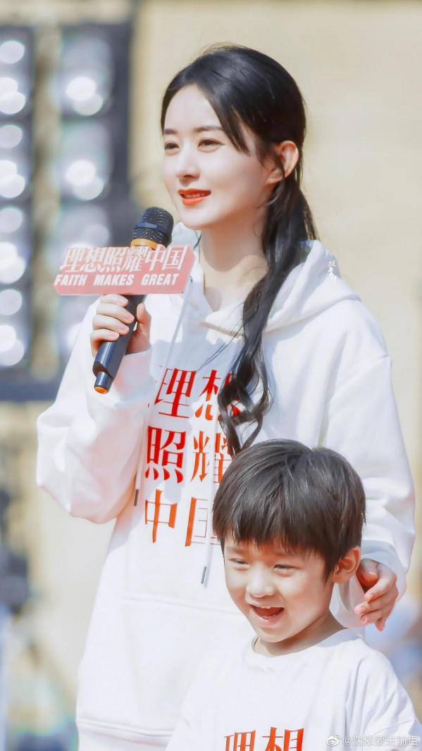 穿著普普通通的白色衛衣，和小朋友一起拍照真的太美了