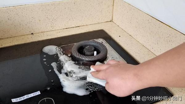 燃氣灶上放塊肥皂，原來作用太厲害了，解決了不少人困擾的煩惱