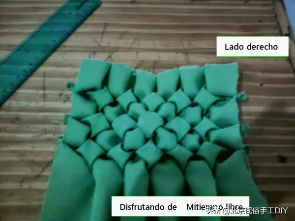 用針線在布上就能縫上立體的花樣，這招做的包包實在太讚了