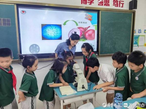 將顯微鏡搬進課堂，家長課堂帶同學們開啟科普之旅