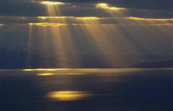 一束光線的命運：關閉手電筒光源後，光線會消失還是繼續傳播？