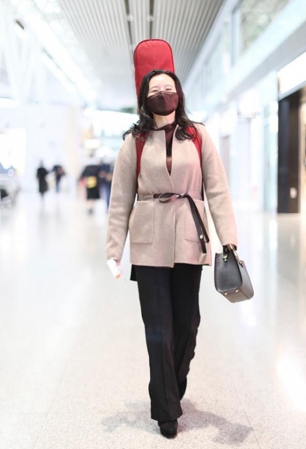 龔琳娜素顏擠羊奶,穿羽絨服運動鞋,典型的老人打扮不像歌唱家 龔琳娜素顏擠羊奶,穿羽絨服運動鞋,典型的老人打扮不像歌唱家