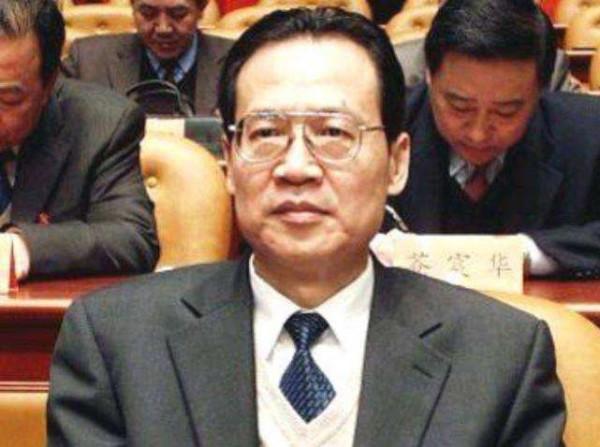 他19歲參軍入伍，37歲正師級，54歲任福建省委書記，61歲英年早逝