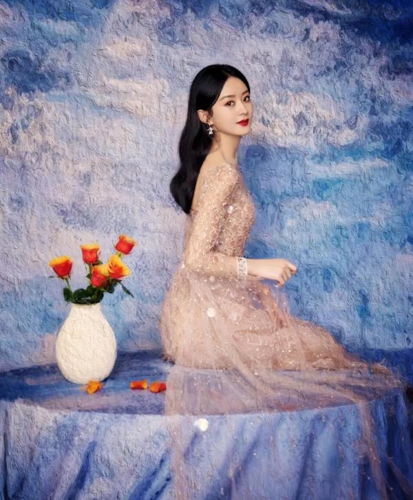 趙麗穎一襲素色亮片紗裙，又美又仙的古堡油畫公主