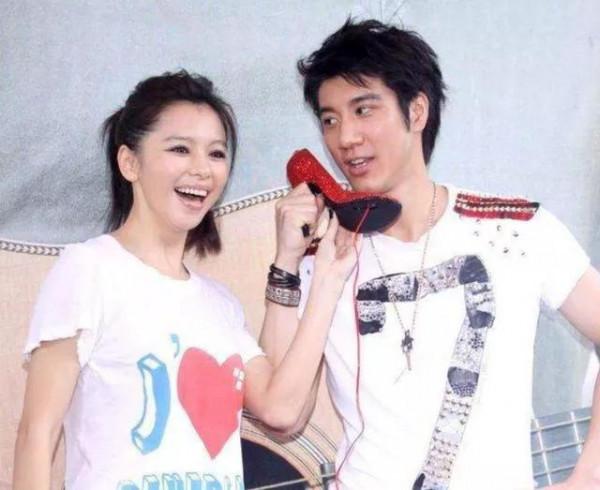 王力宏被老婆李靚蕾狠狠的愛了一次,完美形象塌陷 王力宏被老婆李靚蕾狠狠的愛了一次,完美形象塌陷