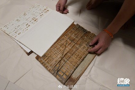 男子住30平米蝸居卻收藏價值千萬書籍