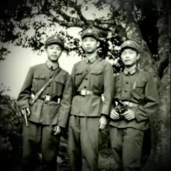 空軍副司令劉震在路途看到歹徒毆打群眾,他問:這是怎麼回事呢? 空軍副司令劉震在路途看到歹徒毆打群眾,他問:這是怎麼回事呢?