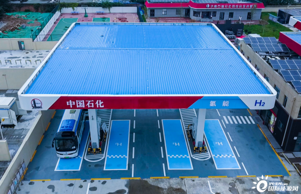 現代表示將自研晶片；星越L第3萬輛下線；特斯拉因自動駕駛軟體更新不召回被NHTSA詢問；福特退出Rivian董事會丨智駕晚報