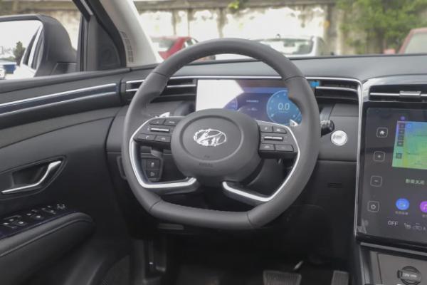 SUV第五代途勝L，標配200馬力+6.2升油耗，外觀還比較新穎