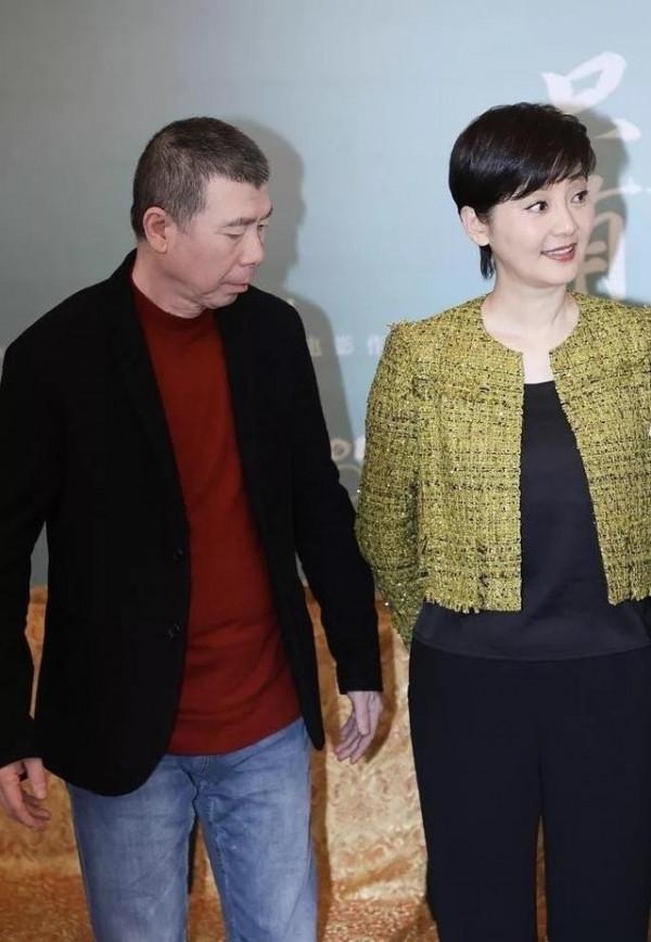 徐帆：處處忍讓馮小剛，23年不生孩子，養女和繼女把她當親媽孝順