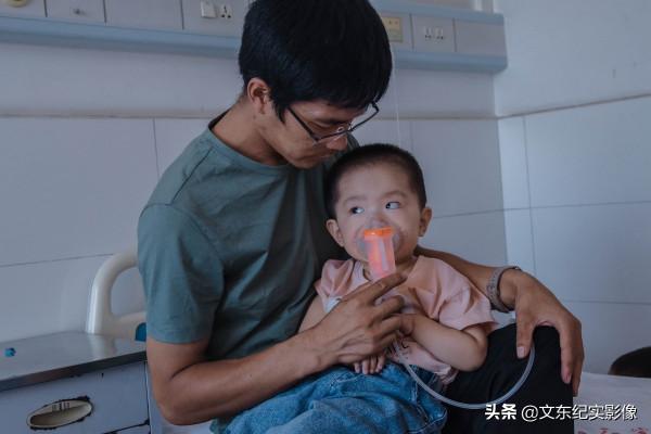 這樣的孩子一般活不過2歲，但她卻用稚嫩的肩膀頑強抗爭著