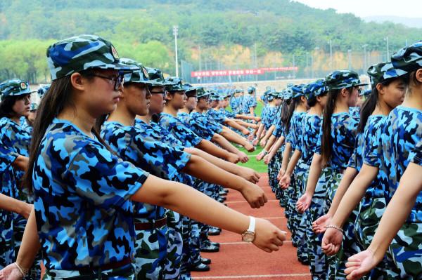 大一新生軍訓時,最好不要有以下行為,容易引起教官的反感 大一新生軍訓時,最好不要有以下行為,容易引起教官的反感