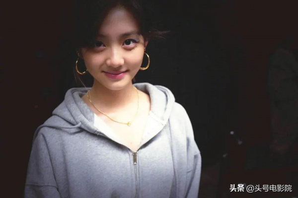 黃多多16歲戴金鍊塗眼影，爸爸萌娃早熟！曹格女兒11歲露肩畫眼線