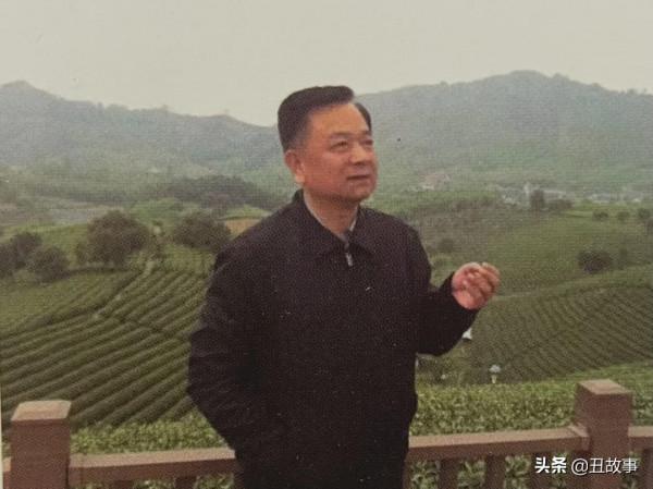 2歲命懸一線，父親將我從鬼門關拉了回來。父親坎坷而傳奇的一生