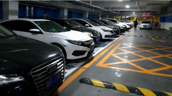 25年前，她用買豪車的錢，買了180個車位，靠租金賺了百億身家