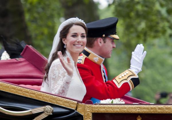 凱特年輕時梨渦淺淺，笑起來很美，如今梨渦變溝壑，王子也禿了頭