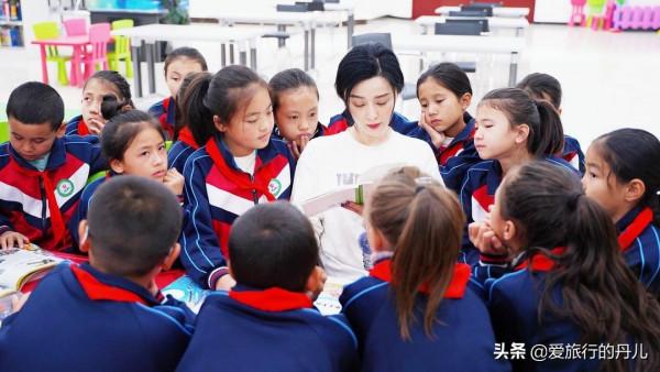 久違露面的范冰冰身穿白色衛衣青春又減齡，與孩子們在一起很親切