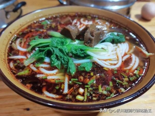 騎行川藏線也有平平無奇的風景，抵達“72拐”腳下--邦達鎮