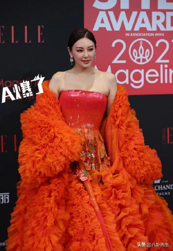 ELLE盛典：關曉彤精修前後差別大，唐嫣髮型糟糕，秦海璐大秀身材