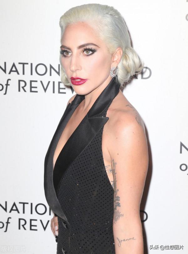 Lady Gaga:手提雞毛撣拗造型氣場沖天,白色復古髮髻滿滿名媛感 Lady Gaga:手提雞毛撣拗造型氣場沖天,白色復古髮髻滿滿名媛感