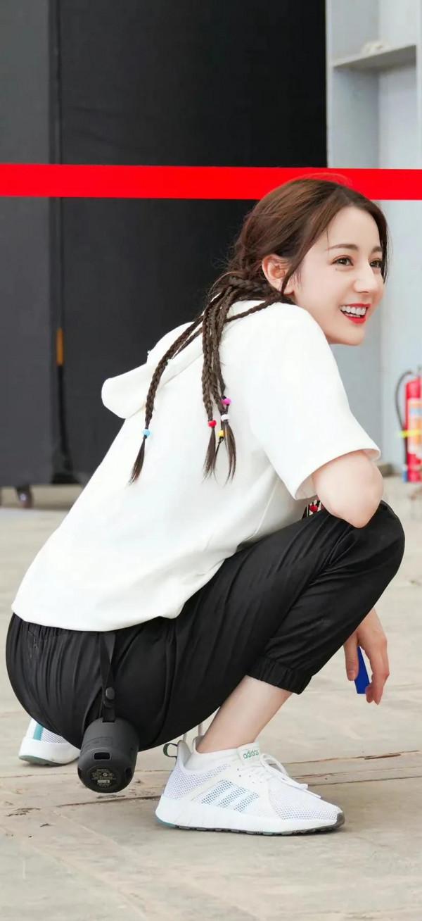 迪麗熱巴 參加綜藝活動 白襪美足（大圖）