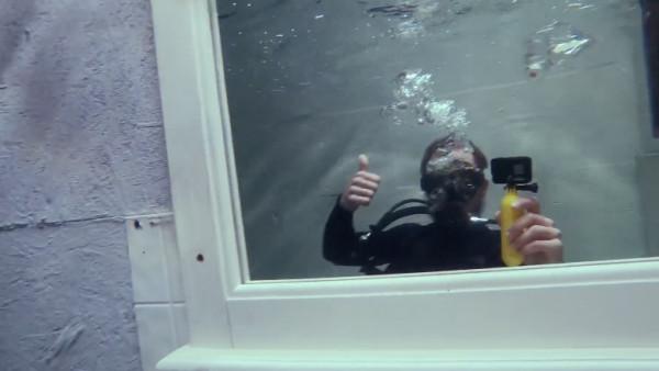 外國博主造了座房子之後灌滿水，就為體驗金魚在魚缸裡的生活