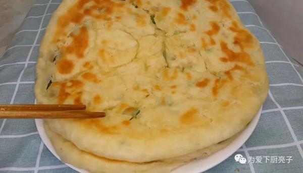 自制蔥油餅的做法，鍋裡一烙，柔軟勁道不油膩，比手抓餅好吃