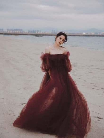 關曉彤將這條“長裙”穿火了，優雅氣質顯高階，很多明星都上頭了