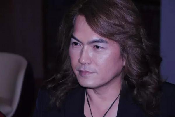 你可能不認識迪克牛仔是誰，但你一定聽過《有多少愛可以重來》